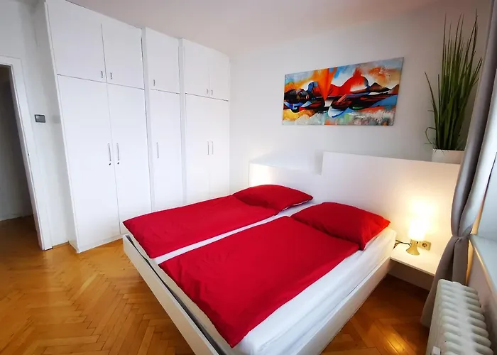 Charmante Zentrumswohnung Mit Balkon Und 80 Zoll Tv קלגנפורט