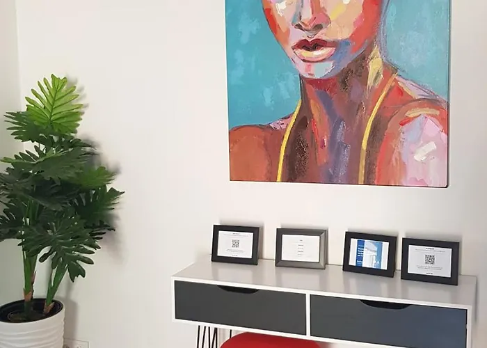 Charmante Zentrumswohnung Mit Balkon Und 80 Zoll Tv