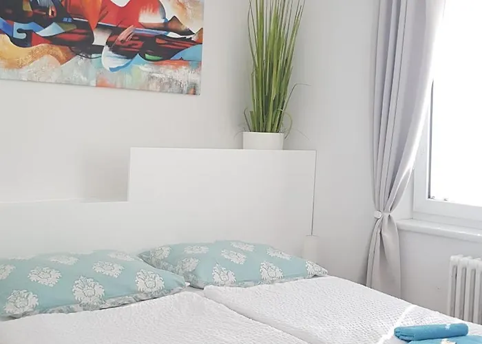 Charmante Zentrumswohnung Mit Balkon Und 80 Zoll Tv Apartment