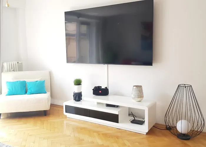 Charmante Zentrumswohnung Mit Balkon Und 80 Zoll Tv דירה *